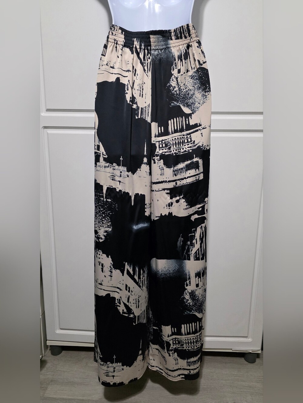H&M Womens Black Ivory Abstract City Scape Print Flowy High Waist Wide Leg Pants - Picture 7 of 16